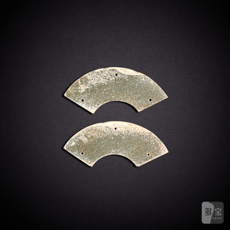 Two yellowish-celadon jade pendants, huang, Eastern Zhou dynasty, Spring and Autumn period | 東周春秋 青黃玉勾雲紋璜兩件 - 图2